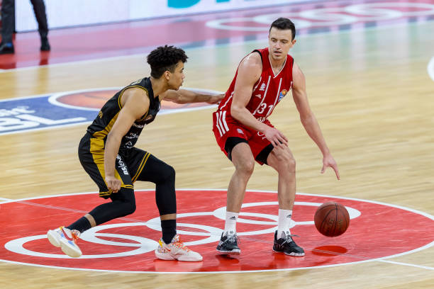 在对方防线 在对方防线